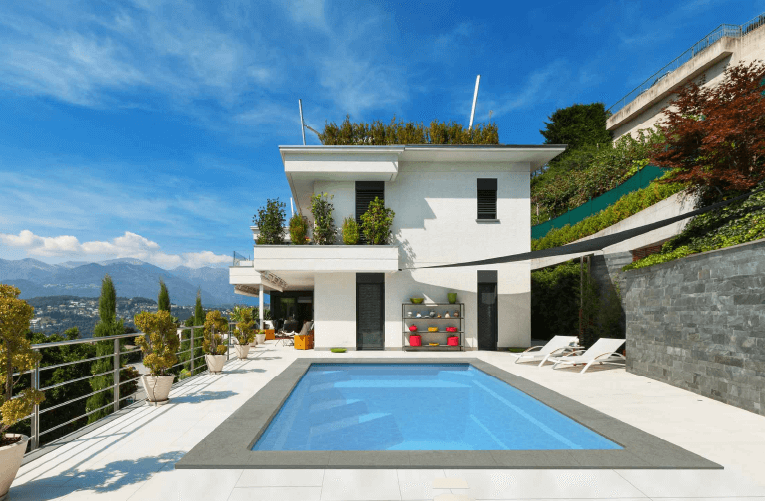 Maison moderne avec piscine et terrasse ensoleillée.
