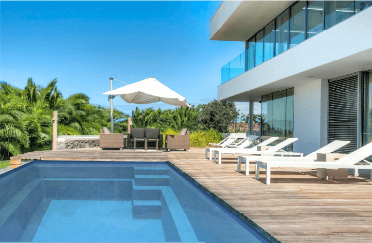 Terrasse moderne avec piscine et chaises longues